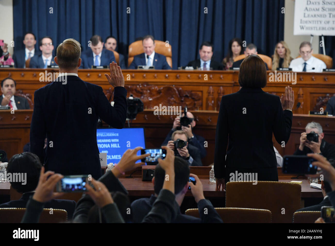 Washington, DC. 21 Nov, 2019. David A. Holmes, Département d'État conseiller politique pour l'ambassade des États-Unis à Kiev, Ukraine et le Dr Fiona Hill, ancien directeur principal du Conseil national de sécurité pour l'Europe et la Russie sont assermentés à mesure qu'ils apparaissent avant l'US House Intelligence Committee au cours d'une audience à la demande de destitution Longworth House Office Building le jeudi 21 novembre 2019 à Washington, DC.Crédit : Matt McClain/Piscine via CNP | Conditions de crédit dans le monde entier : dpa/Alamy Live News Banque D'Images