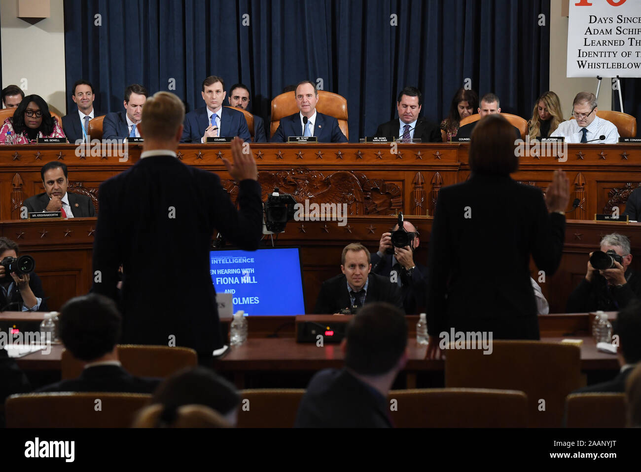 Washington, DC. 21 Nov, 2019. David A. Holmes, Département d'État conseiller politique pour l'ambassade des États-Unis à Kiev, Ukraine et le Dr Fiona Hill, ancien directeur principal du Conseil national de sécurité pour l'Europe et la Russie apparaissent avant l'US House Intelligence Committee au cours d'une audience à la demande de destitution Longworth House Office Building le jeudi 21 novembre 2019 à Washington, DC. Crédit : Matt McClain/Piscine via CNP | Conditions de crédit dans le monde entier : dpa/Alamy Live News Banque D'Images