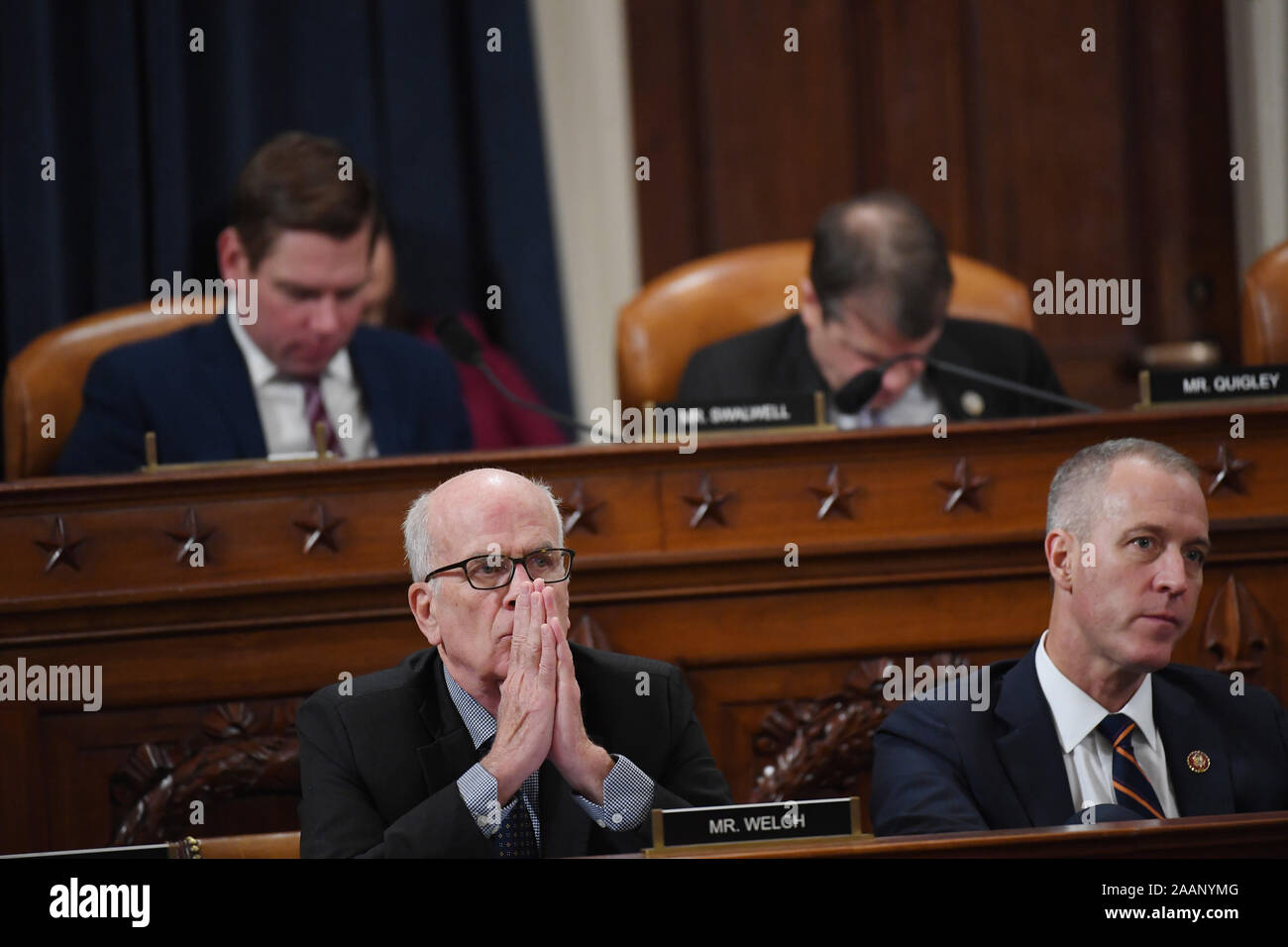 Représentant des États-Unis Peter Welch (démocrate du Massachusetts), en bas à gauche, et représentant américain Sean Patrick Maloney (démocrate de New York), en bas à droite, sont considérés avec des membres comme David A. Holmes, Département d'État conseiller politique de l'ambassade américaine à Kiev, Ukraine et le Dr Fiona Hill, ancien directeur principal du Conseil national de sécurité pour l'Europe et la Russie apparaissent avant l'US House Intelligence Committee au cours d'une audience à la demande de destitution Longworth House Office Building le jeudi 21 novembre 2019 à Washington, DC. Crédit : Matt McClain/piscine par CNP | conditions dans le monde entier Banque D'Images