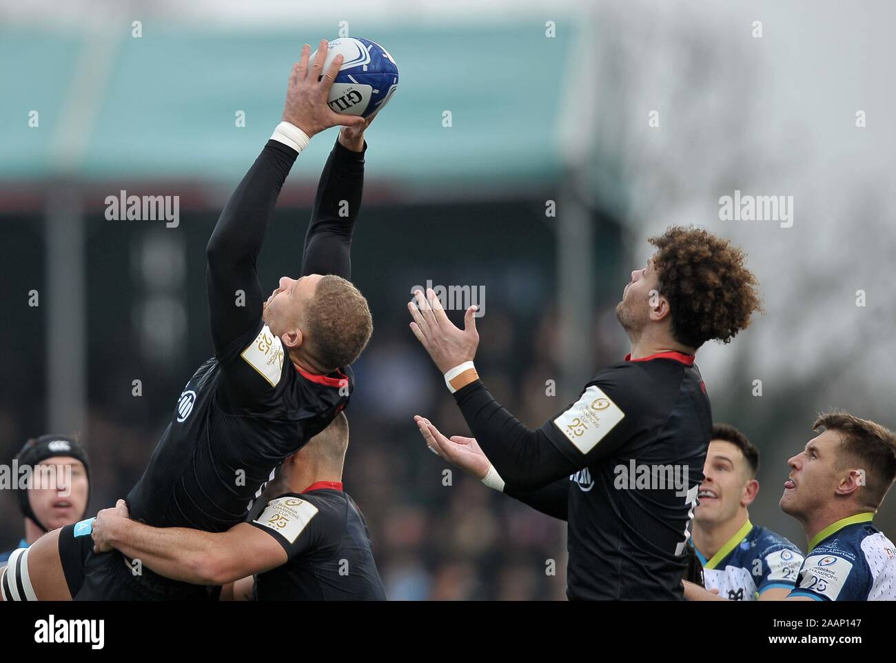 Hendon. United Kingdom. 23 novembre 2019. Nick Isiekwe (sarrasins) prises. Saracens v Ospreys. Piscine 4. Heineken Cup Champions. Deuxième (2e) tour. Allianz Park. Hendon. Londres. UK. Garry Crédit/Sport sous gaine en images/Alamy Live News. Banque D'Images