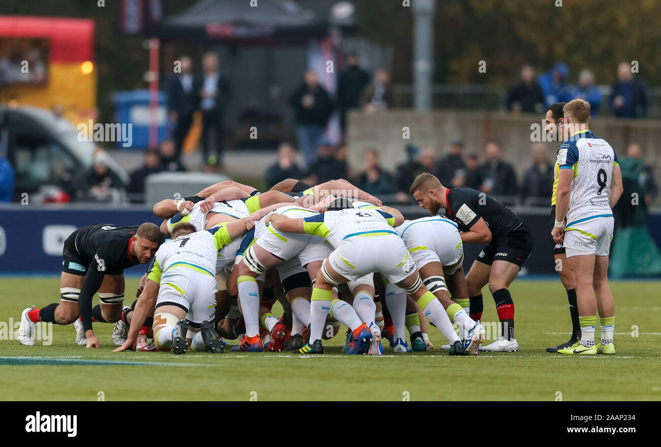 Les sarrasins et les Balbuzards contester une mêlée au cours de la Heineken Cup Champions quatre match à Allianz Park, Londres. Banque D'Images