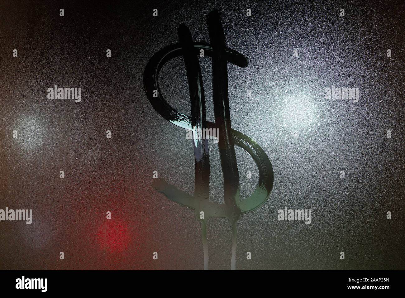 Un signe dollar écrit sur la vitre humide nuit close-up. Banque D'Images