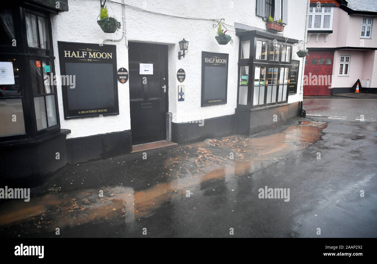 Les excréments humains de bulles un égout à l'extérieur de l'entrée de la demi-lune pub à Clyst St Mary, Exeter, où de fortes pluies ont provoqué l'éclatement de la rivière à Clyst ses banques et les inondations de la région environnante. Banque D'Images