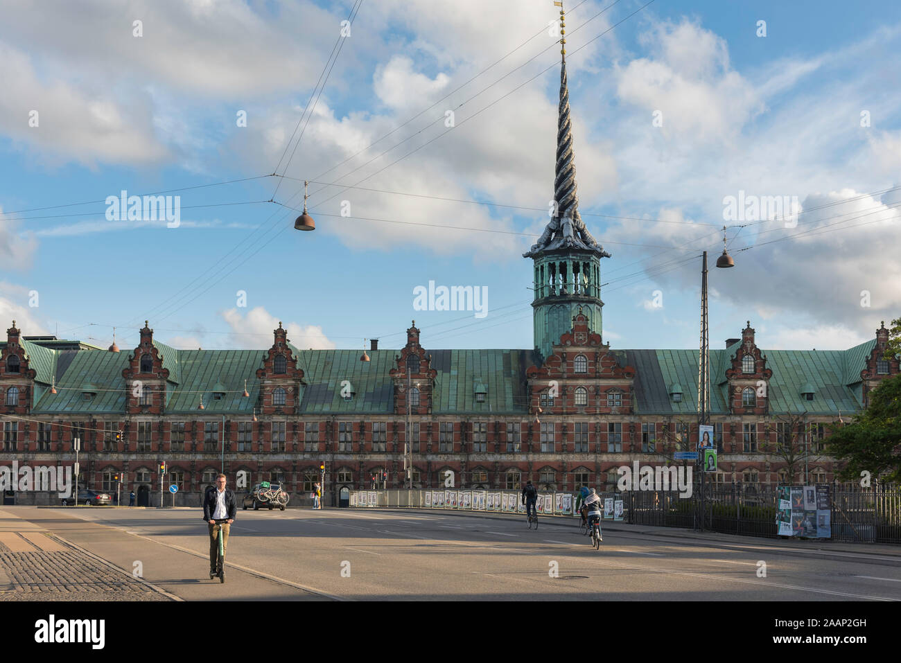 Borsen, Copenhague vue du bâtiment de la bourse de Copenhague avec les personnes qui traversent le pont au premier plan Børsbroen, Slotsholmen, Copenhague. Banque D'Images