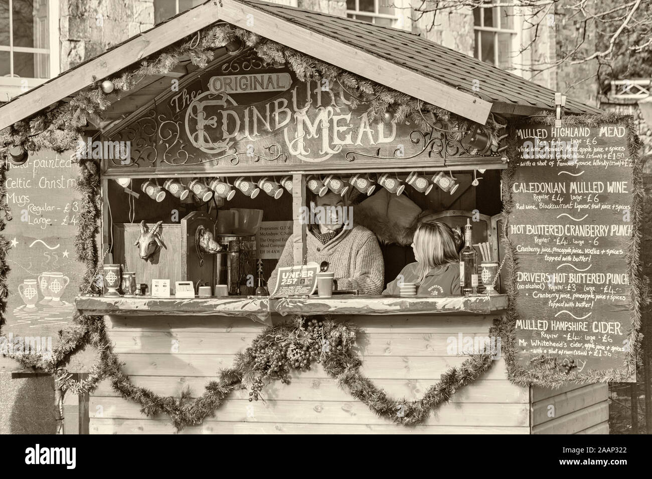 L'original de l'Hydromel Édimbourg caler au Marché de Noël de Winchester, Hampshire, Royaume-Uni en décembre - sépia Banque D'Images