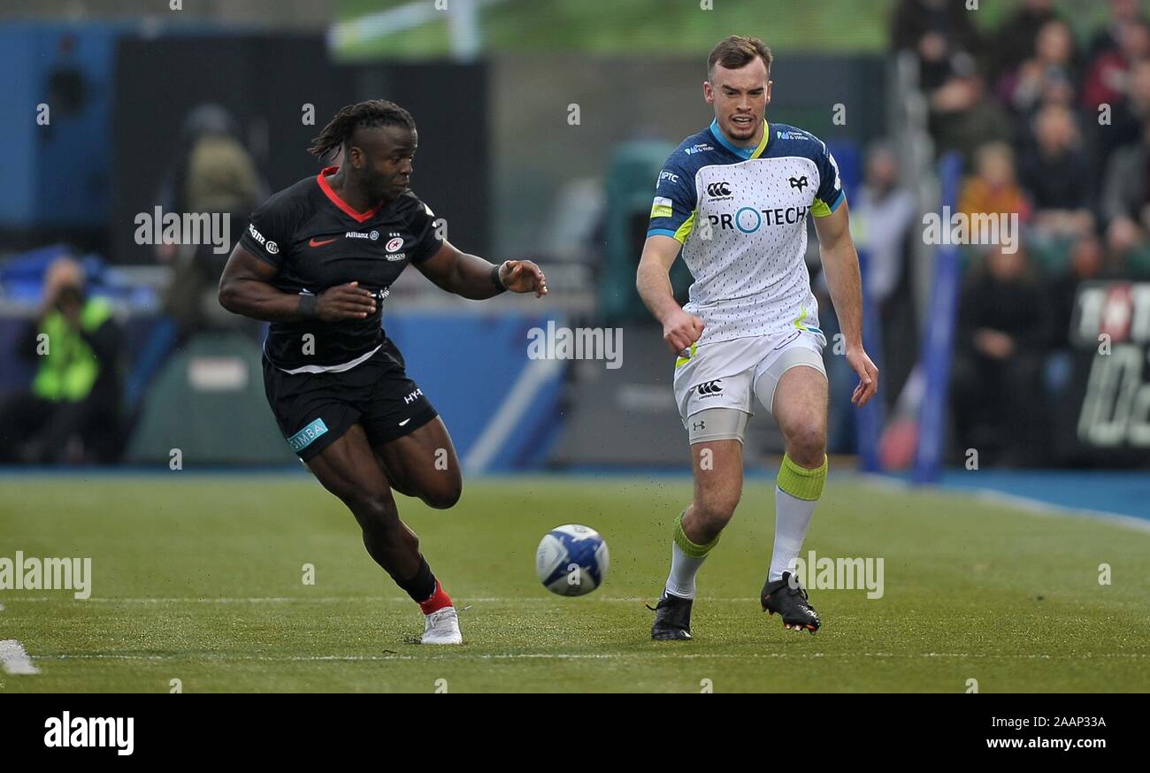 Hendon. United Kingdom. 23 novembre 2019. Segun roti (sarrasins, à gauche) et Cai Evans (Ospreys). Saracens v Ospreys. Piscine 4. Heineken Cup Champions. Deuxième (2e) tour. Allianz Park. Hendon. Londres. UK. Garry Crédit/Sport sous gaine en images/Alamy Live News. Banque D'Images