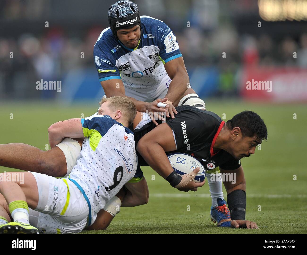 Hendon. United Kingdom. 23 novembre 2019. S'Skelton (sarrasins) est abordé par Aled Davies (Ospreys). Saracens v Ospreys. Piscine 4. Heineken Cup Champions. Deuxième (2e) tour. Allianz Park. Hendon. Londres. UK. Garry Crédit/Sport sous gaine en images/Alamy Live News. Banque D'Images