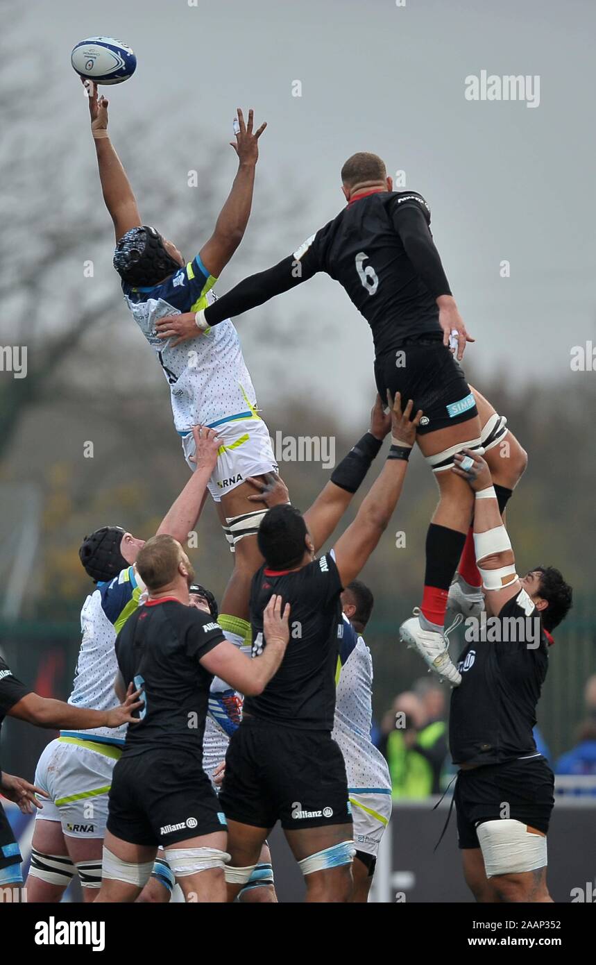 Hendon. United Kingdom. 23 novembre 2019. Adam Beard (Ospreys) et Nick (Isiekwe lineour sarrasins) dans le. Saracens v Ospreys. Piscine 4. Heineken Cup Champions. Deuxième (2e) tour. Allianz Park. Hendon. Londres. UK. Garry Crédit/Sport sous gaine en images/Alamy Live News. Banque D'Images