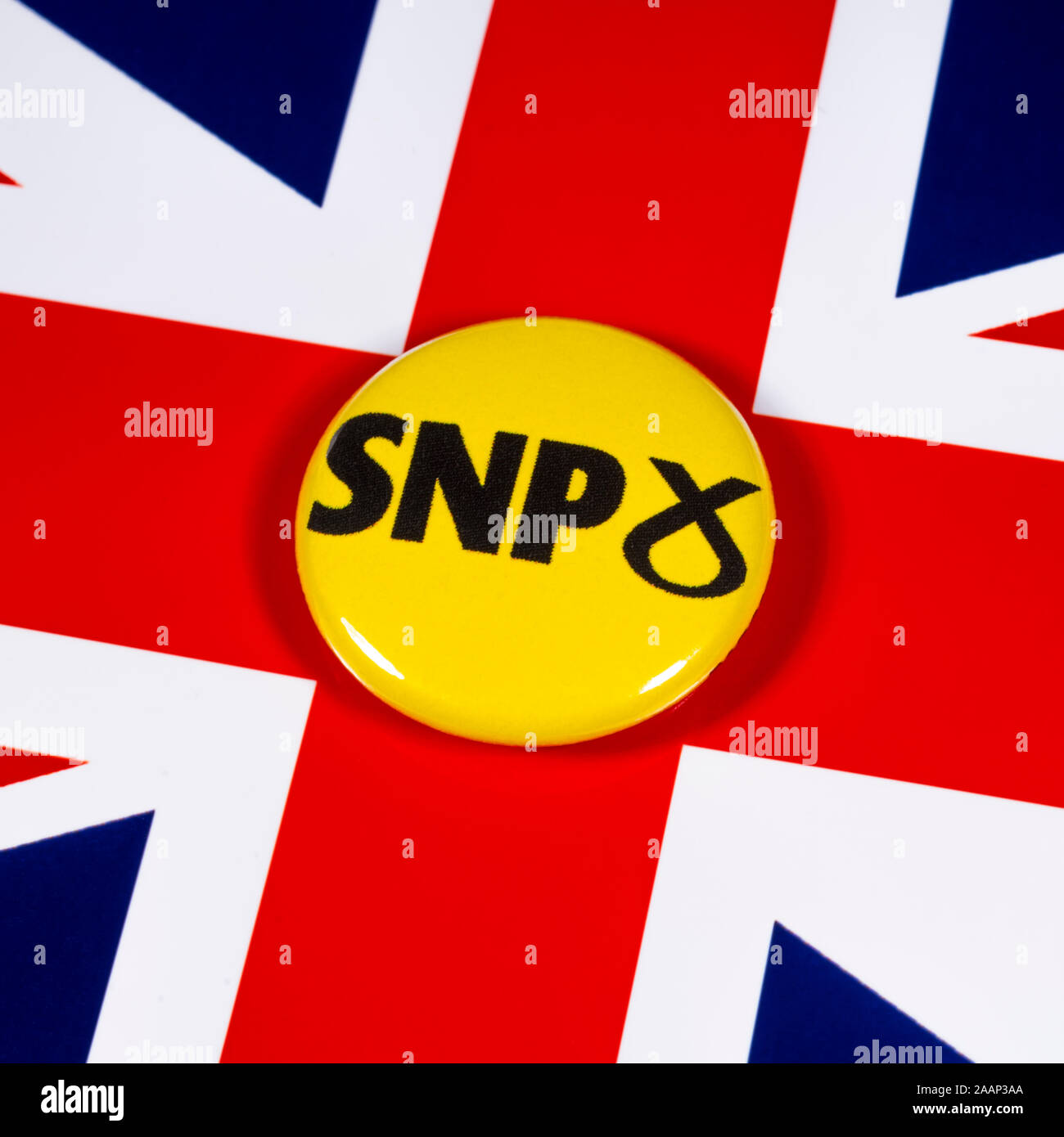 Londres, Royaume-Uni - 21 novembre 2019 : Scottish National Party pin's badge, représenté sur le drapeau du Royaume-Uni. L'élection générale britannique se déroule sur Banque D'Images