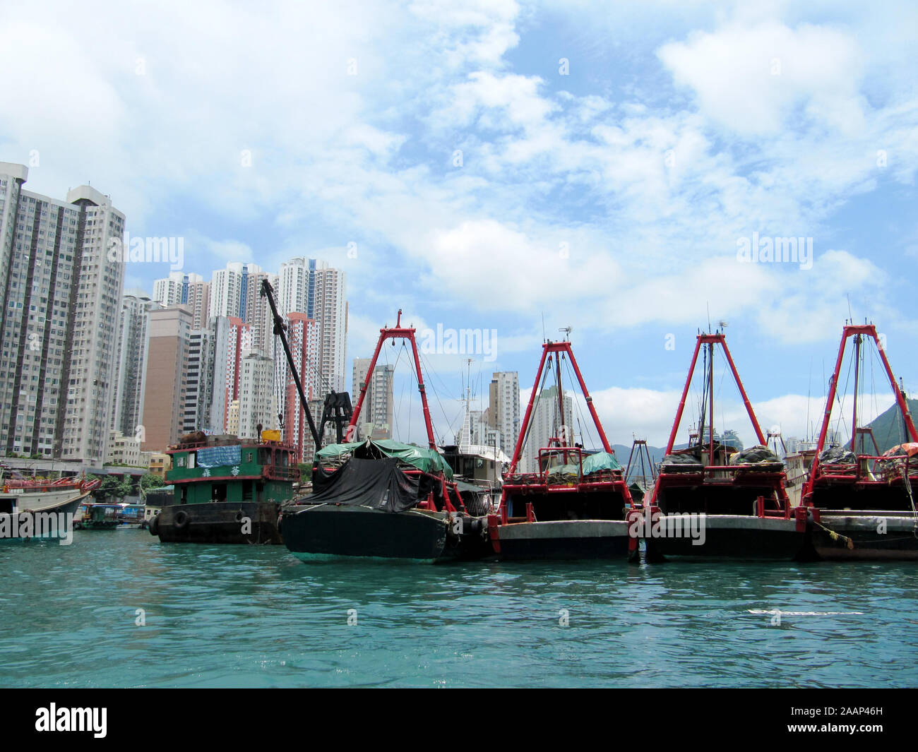 Vue de la pêche traditionnelle des bateaux dans le port de Victoria de Hong Kong, Chine Banque D'Images