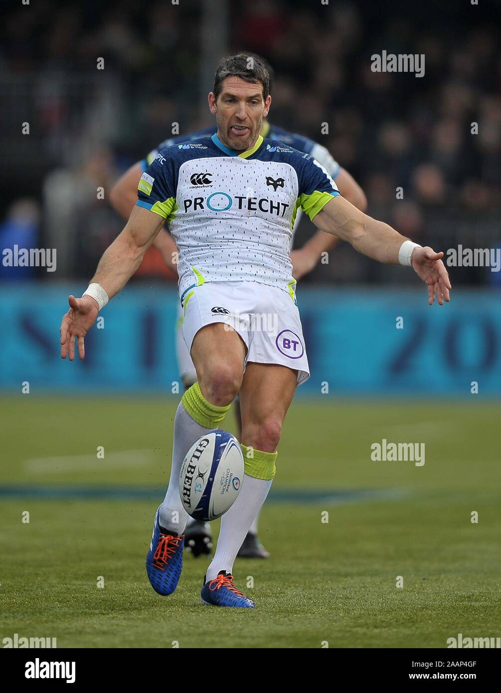 Hendon. United Kingdom. 23 novembre 2019. James Hook (Ospreys). Saracens v Ospreys. Piscine 4. Heineken Cup Champions. Deuxième (2e) tour. Allianz Park. Hendon. Londres. UK. Garry Crédit/Sport sous gaine en images/Alamy Live News. Banque D'Images