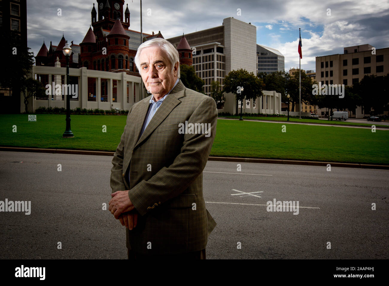 Le journaliste Hugh Aynesworth à Dealey Plaza à Dallas, où il a été témoin de l'assassinat du Président américain John Fitzgerald Kennedy le 22 novembre 1963. Banque D'Images