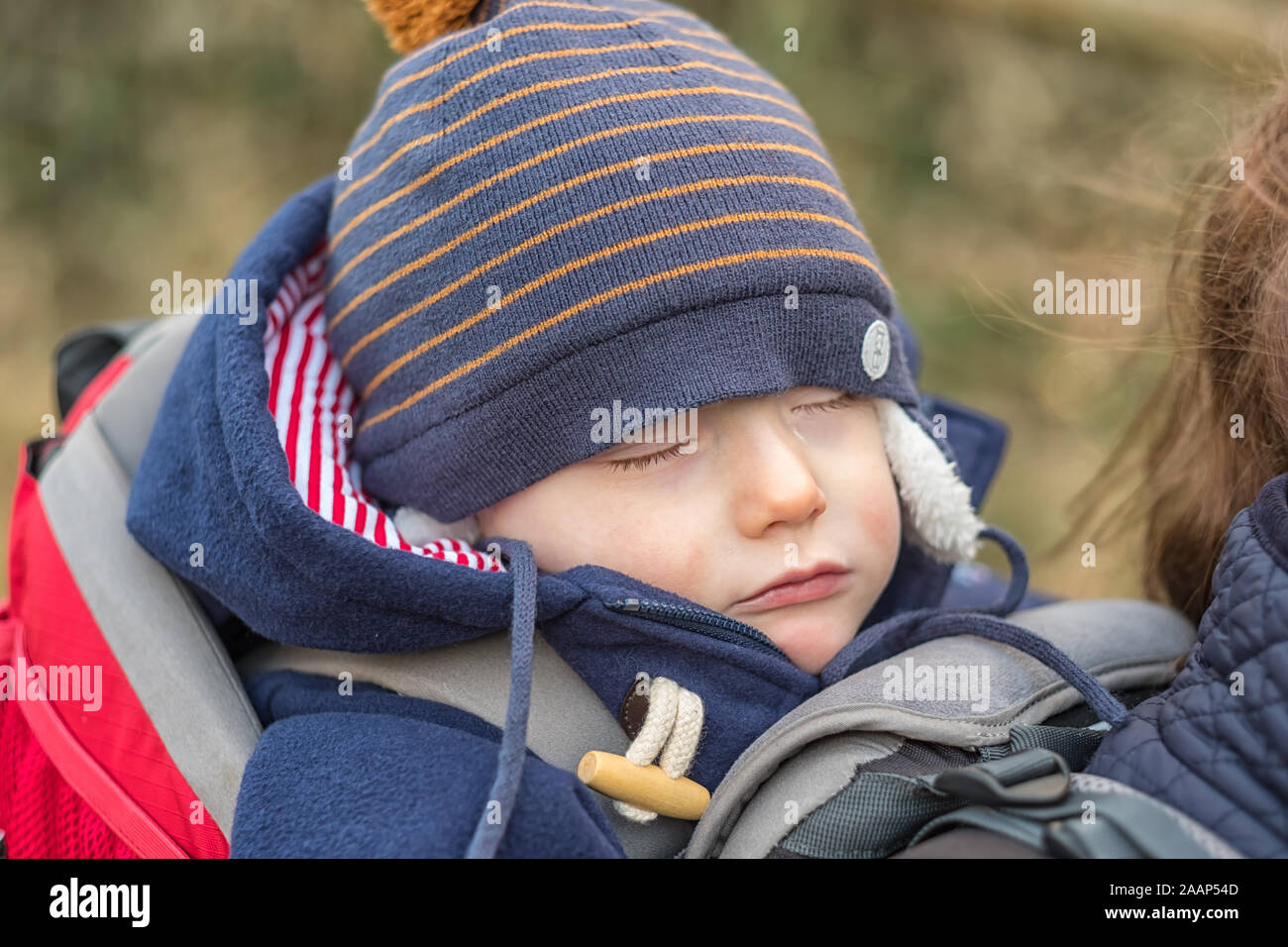 Un Enfant Endormi Garcon Dans Un Porte Bebe Sur Le Dos De Sa Mere Profiter Du Grand Air En Marchant Sur Le South West Coast Path Exmoor Uk Photo Stock Alamy