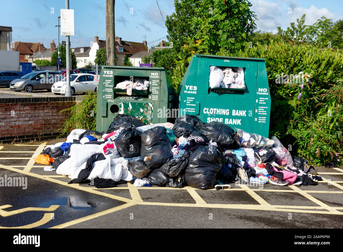 Warminster, Wiltshire / UK - 20 août 2019: Une banque de vêtements débordante dans le Warminster Central car Park à Wiltshire, Angleterre, Royaume-Uni Banque D'Images