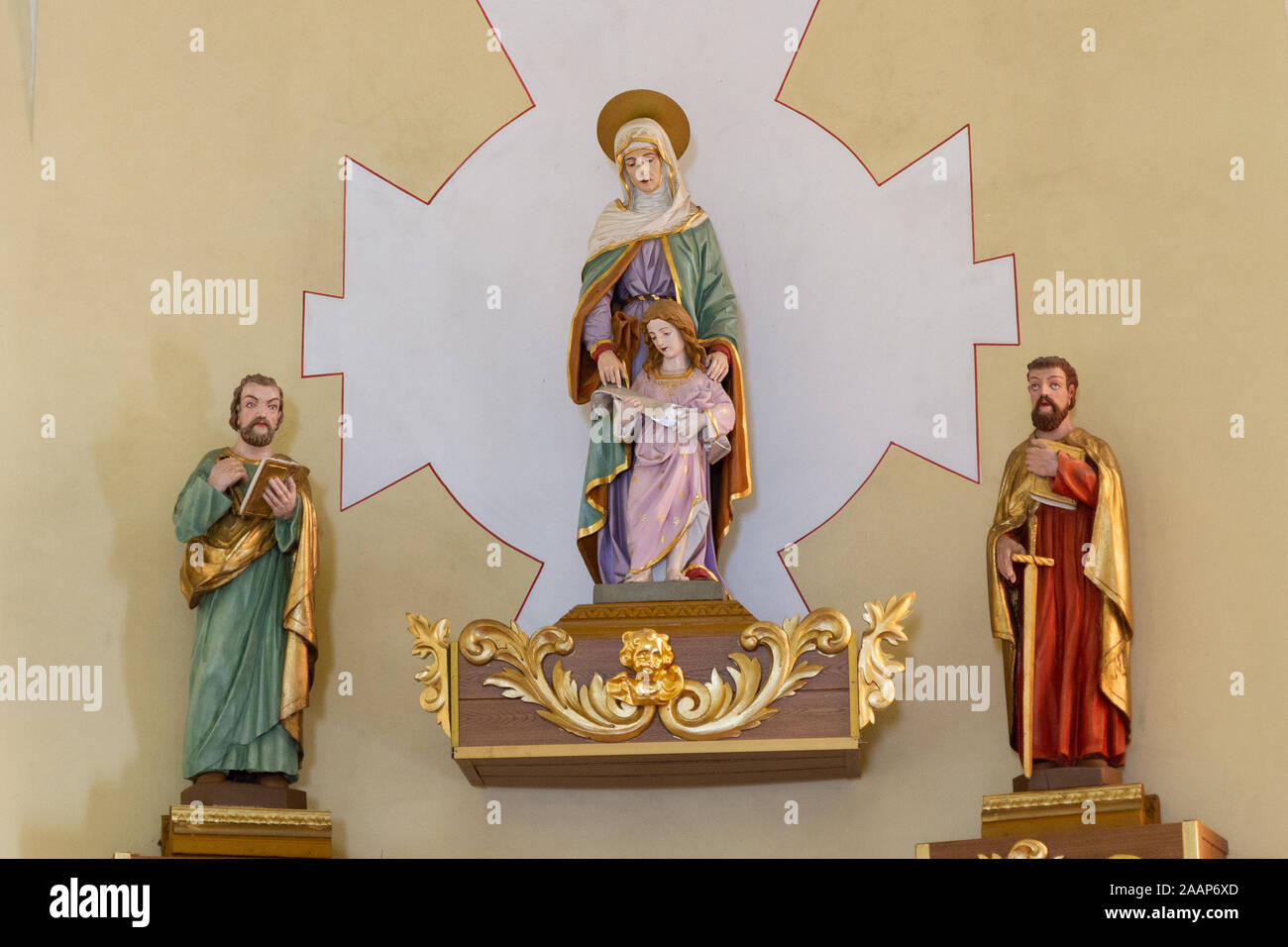 Statue de Sainte Anne et de sa fille, la Vierge Marie, au-dessus de l'autel. Les Saints Pierre et Paul sur les côtés. Église de Sainte Anne. Banque D'Images