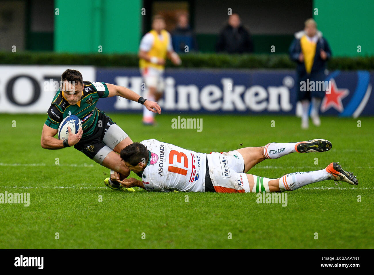 Treviso, Italie, 23 novembre 2019, s'attaquer à d'Ignacio brex (benetton treviso) sur tom Collins (northampton) lors de Benetton Treviso vs Northampton Saints - Heineken Cup - Rugby Champions Crédit : LPS/Ettore Griffoni/Alamy Live News Banque D'Images