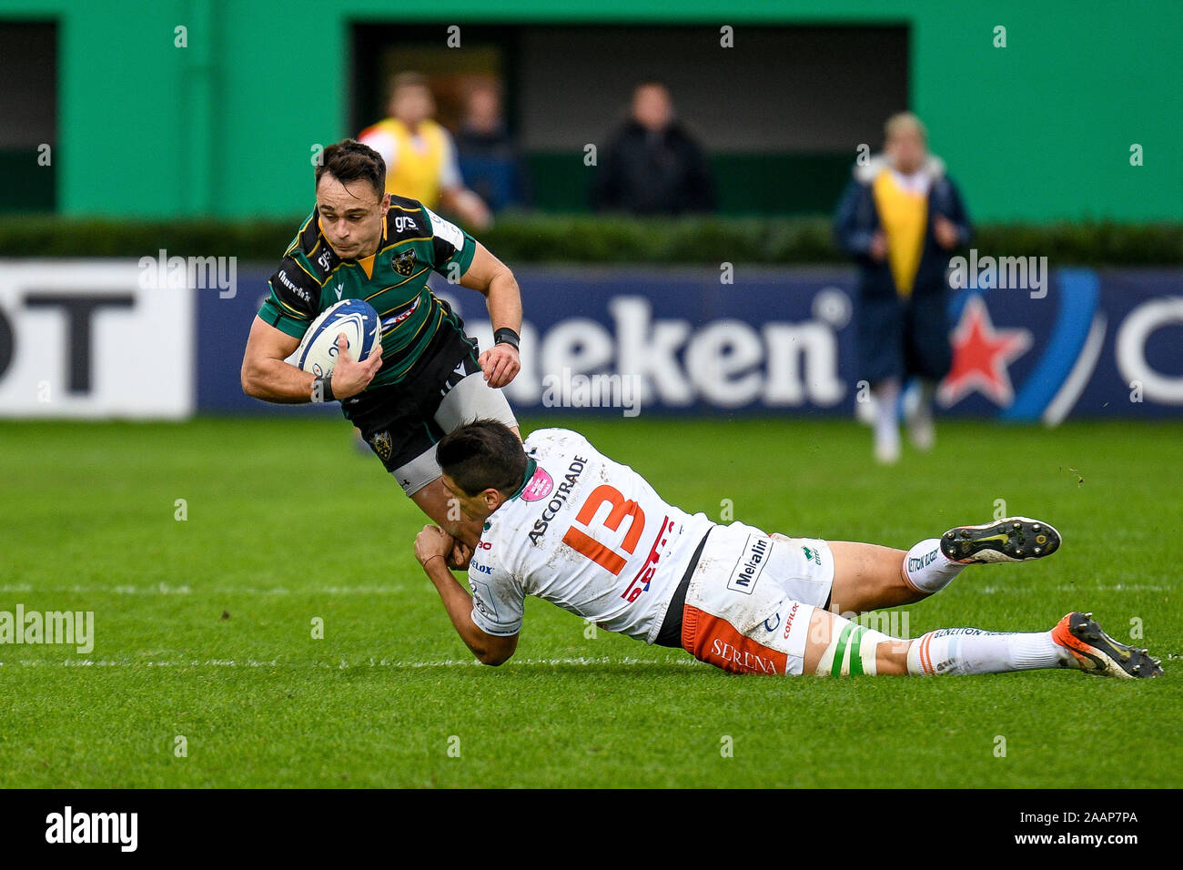 Treviso, Italie, 23 novembre 2019, s'attaquer à d'Ignacio brex (benetton treviso) sur tom Collins (northampton) lors de Benetton Treviso vs Northampton Saints - Heineken Cup - Rugby Champions Crédit : LPS/Ettore Griffoni/Alamy Live News Banque D'Images