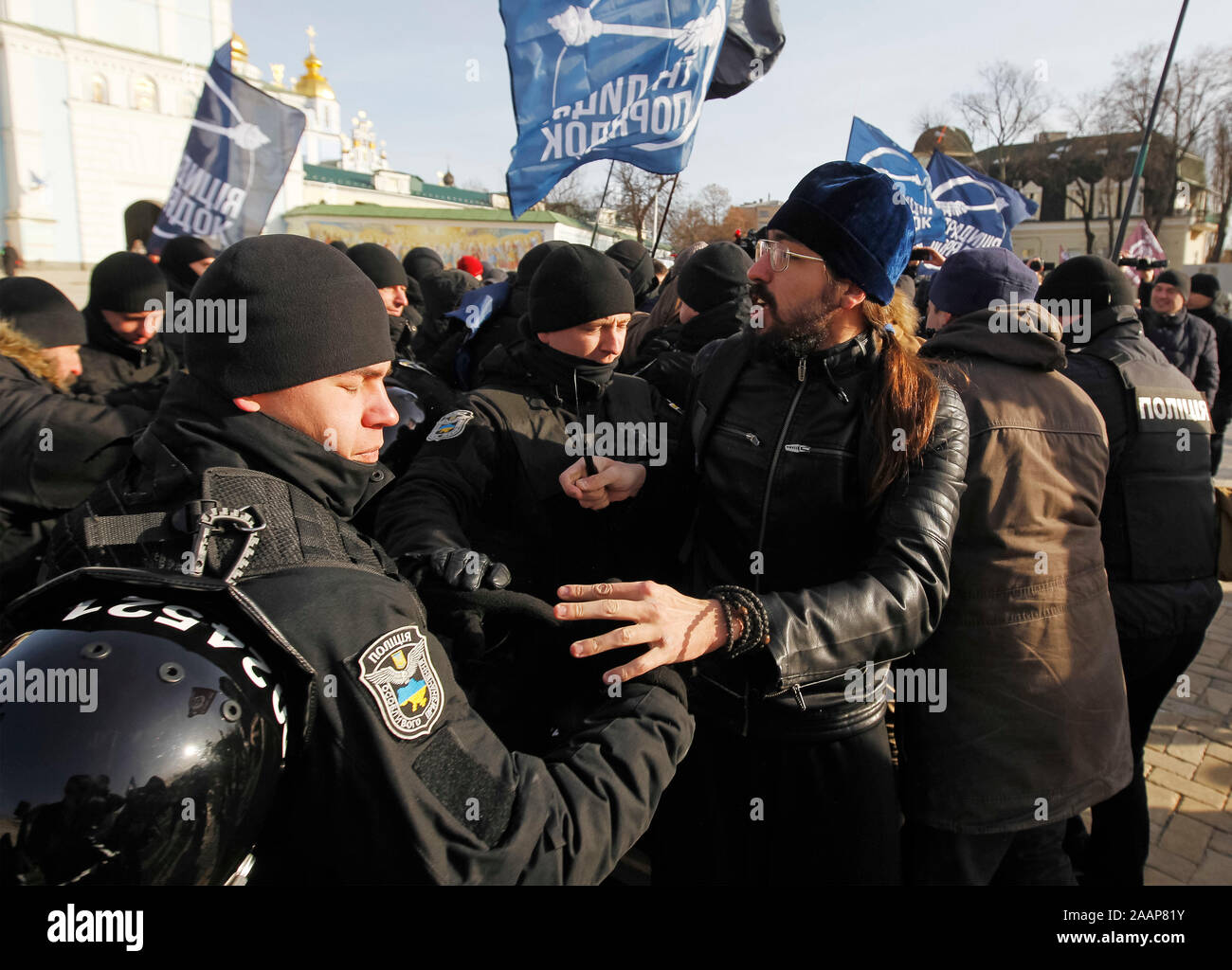 Policiers en conflit avec les militants d'extrême-droite au cours de la marche.Les droits des personnes transgenres militants dans la capitale ukrainienne Kiev organisé une marche pour marquer la Journée du souvenir trans. En 2018, la police n'a pas réussi à protéger les personnes participant à la même mars des attaques des groupes violents prônant la haine et la discrimination. Cette année, il y a un risque sérieux de nouvelles attaques et la police doit s'assurer que les gens peuvent exercer leurs droits à la liberté de réunion pacifique et d'expression sans discrimination. Banque D'Images