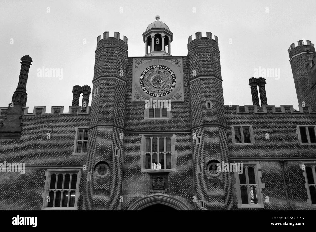 Voir l'horloge de la Cour, Hampton Court Palace, un palais royal, dans le quartier de Richmond upon Thames, London. Banque D'Images