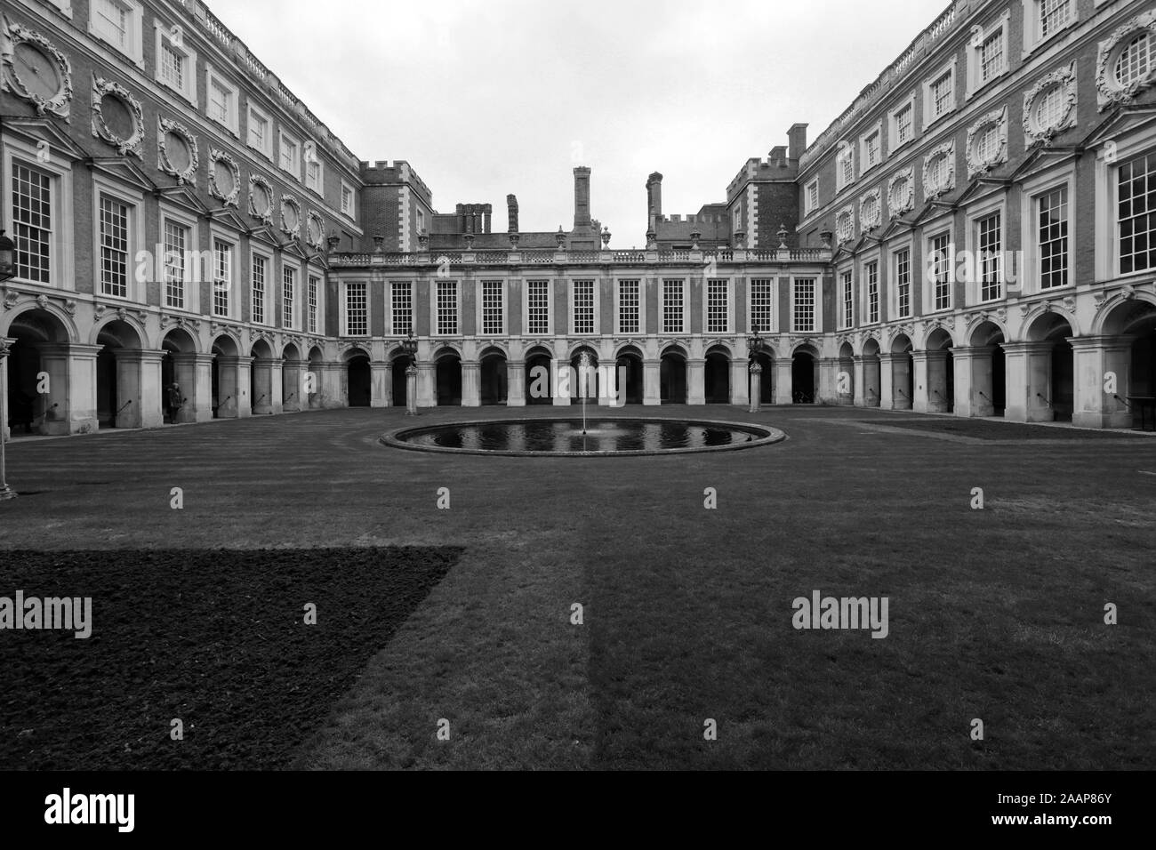 Vue sur cour Fontaine, Hampton Court Palace, un palais royal, dans le quartier de Richmond upon Thames, London. Banque D'Images
