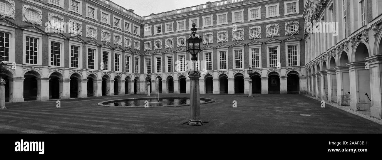 Vue sur cour Fontaine, Hampton Court Palace, un palais royal, dans le quartier de Richmond upon Thames, London. Banque D'Images