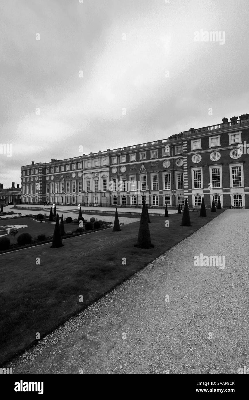 La façade sud et les jardins privé, Hampton Court Palace, un palais royal, dans le quartier de Richmond upon Thames, London. Banque D'Images