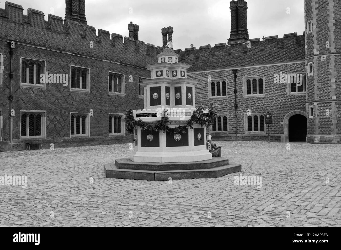 Vue sur cour de base, Hampton Court Palace, un palais royal, dans le quartier de Richmond upon Thames, London. Banque D'Images