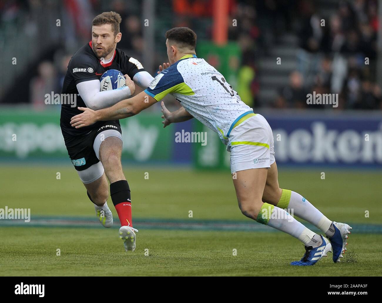 Hendon. United Kingdom. 23 novembre 2019. Elliot Daly (sarrasins) va passé Owen Watkin (Ospreys). Saracens v Ospreys. Piscine 4. Heineken Cup Champions. Deuxième (2e) tour. Allianz Park. Hendon. Londres. UK. Garry Crédit/Sport sous gaine en images/Alamy Live News. Banque D'Images