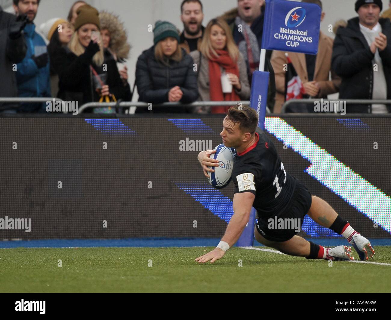 Hendon. United Kingdom. 23 novembre 2019. Alex Lewington (sarrasins) va sur la ligne mais l'essai a été refusé. Saracens v Ospreys. Piscine 4. Heineken Cup Champions. Deuxième (2e) tour. Allianz Park. Hendon. Londres. UK. Garry Crédit/Sport sous gaine en images/Alamy Live News. Banque D'Images