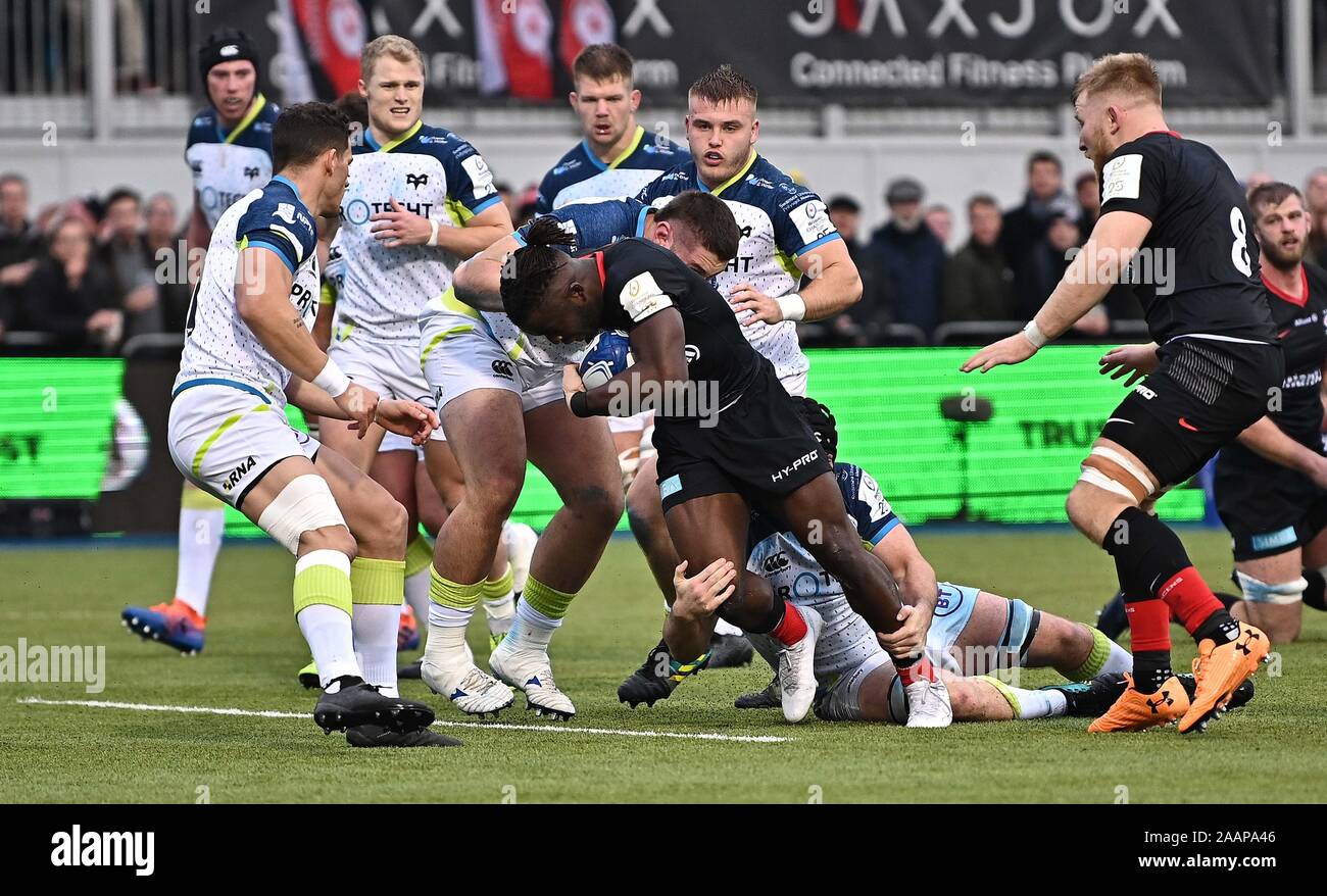Hendon. United Kingdom. 23 novembre 2019. Segun roti (sarrasins) est abordé. Saracens v Ospreys. Piscine 4. Heineken Cup Champions. Deuxième (2e) tour. Allianz Park. Hendon. Londres. UK. Garry Crédit/Sport sous gaine en images/Alamy Live News. Banque D'Images