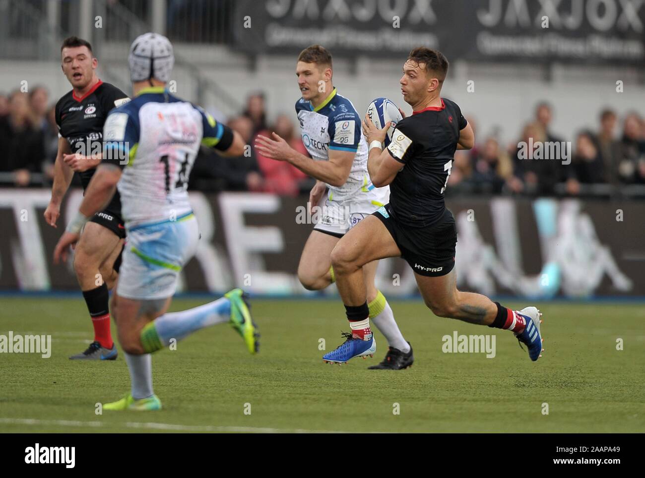 Hendon. United Kingdom. 23 novembre 2019. Alex Lewington (sarrasins) fait une pause. Saracens v Ospreys. Piscine 4. Heineken Cup Champions. Deuxième (2e) tour. Allianz Park. Hendon. Londres. UK. Garry Crédit/Sport sous gaine en images/Alamy Live News. Banque D'Images