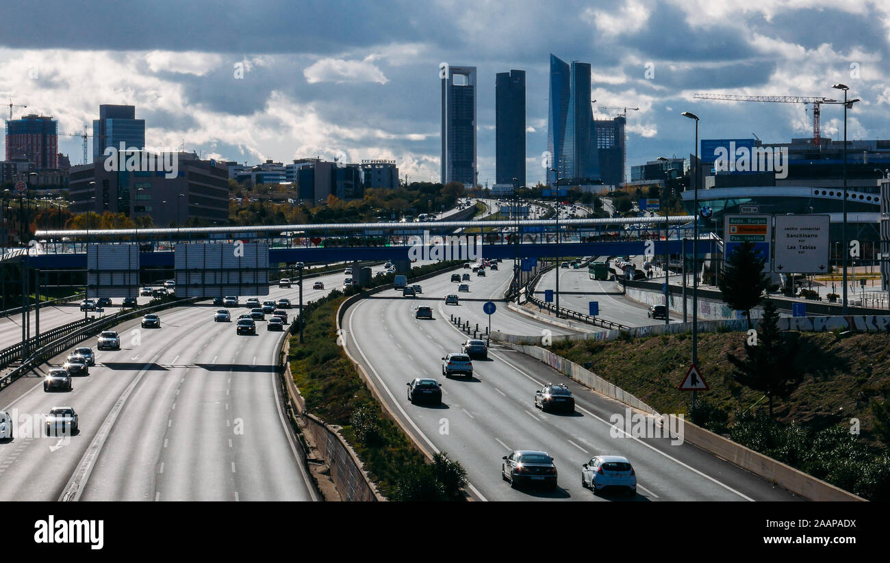 Madrid, Espagne - Nov 23, 2019 : la route de banlieue lourds sur l'autoroute A1 dans la région de Las Tablas en regardant vers le quartier d'affaires Cuatro Torres Banque D'Images