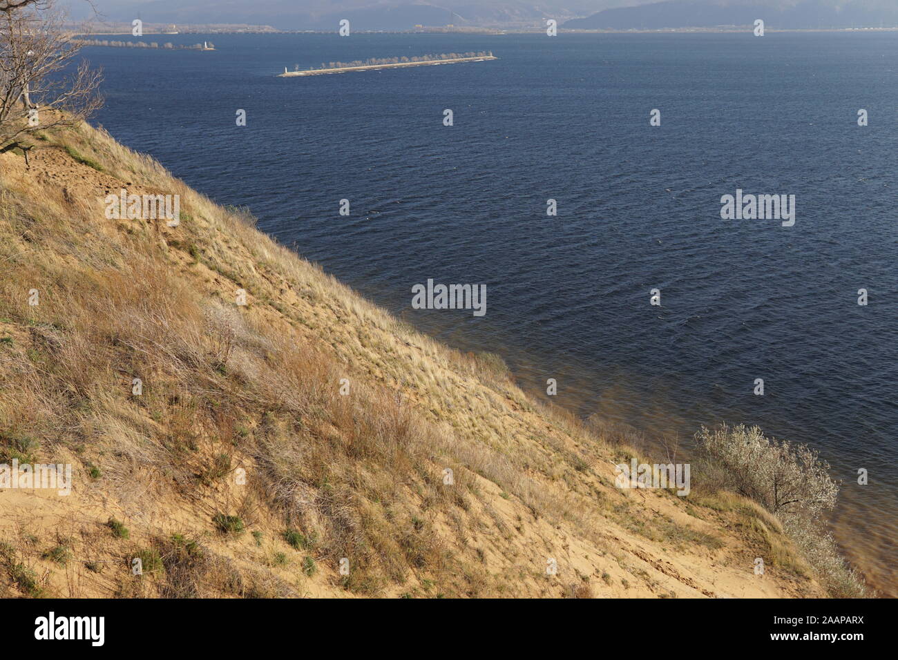 Vue panoramique de la plage de sable de falaise sur les rives de la Volga au début de l'automne Banque D'Images