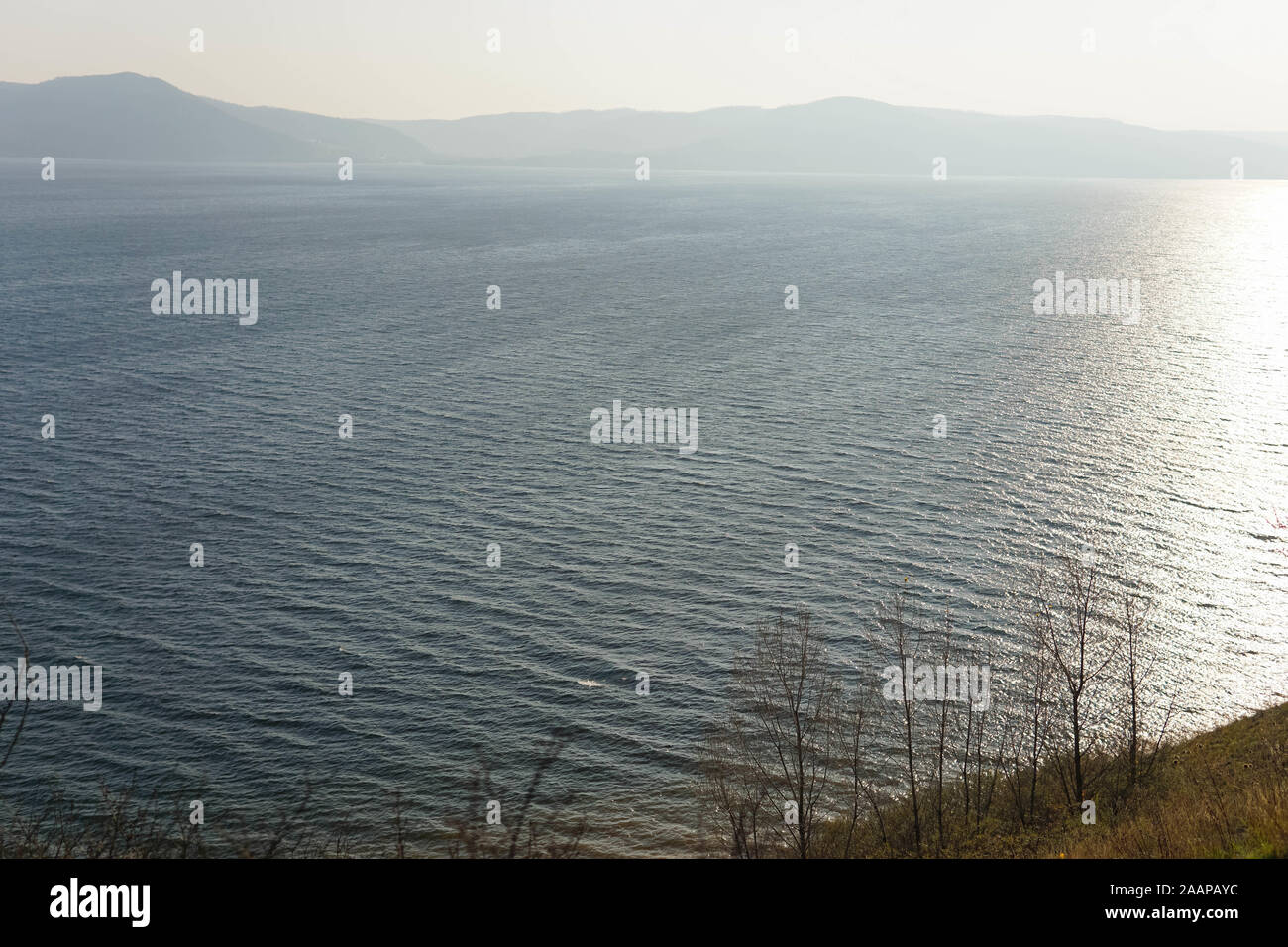 Vue panoramique de la plage de sable de falaise sur les rives de la Volga au début de l'automne Banque D'Images