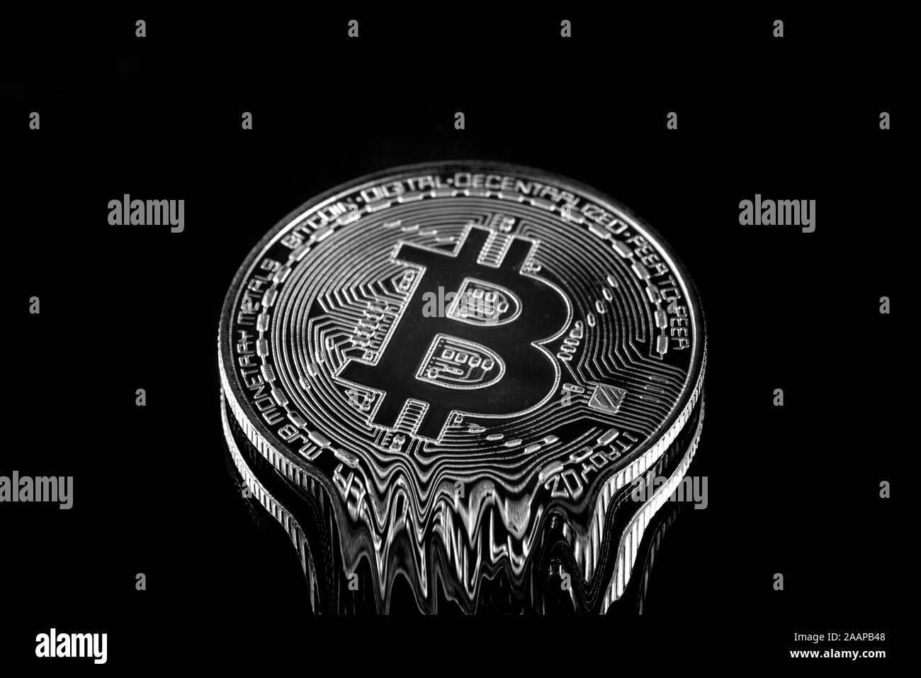 Noir et blanc Bitcoin monnaie physique crypto fondre sous une lumière vive  sur fond noir (F1 Photo Stock - Alamy