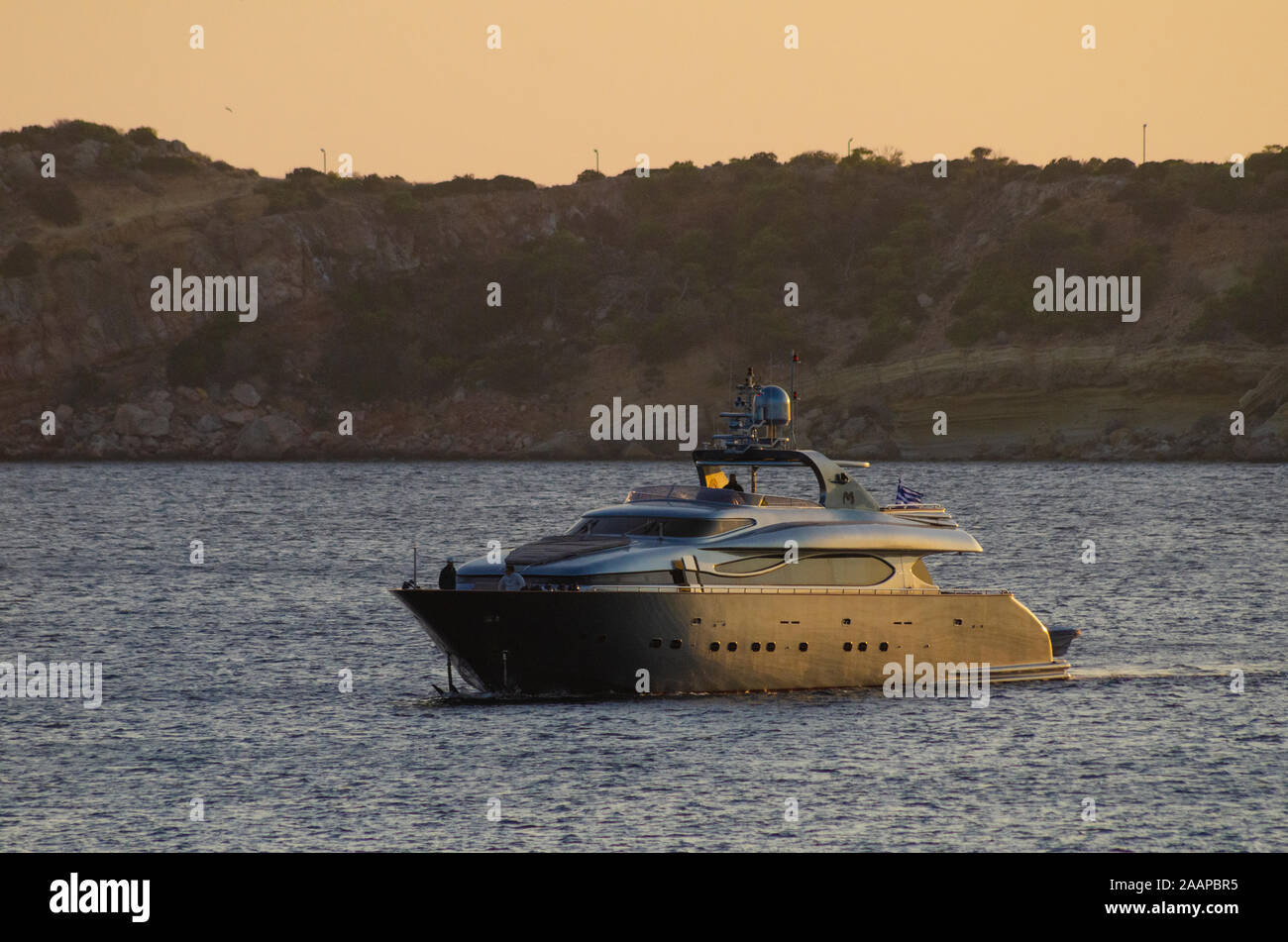Bateau yacht dans la baie de Vouliagmeni Athens Grèce Banque D'Images