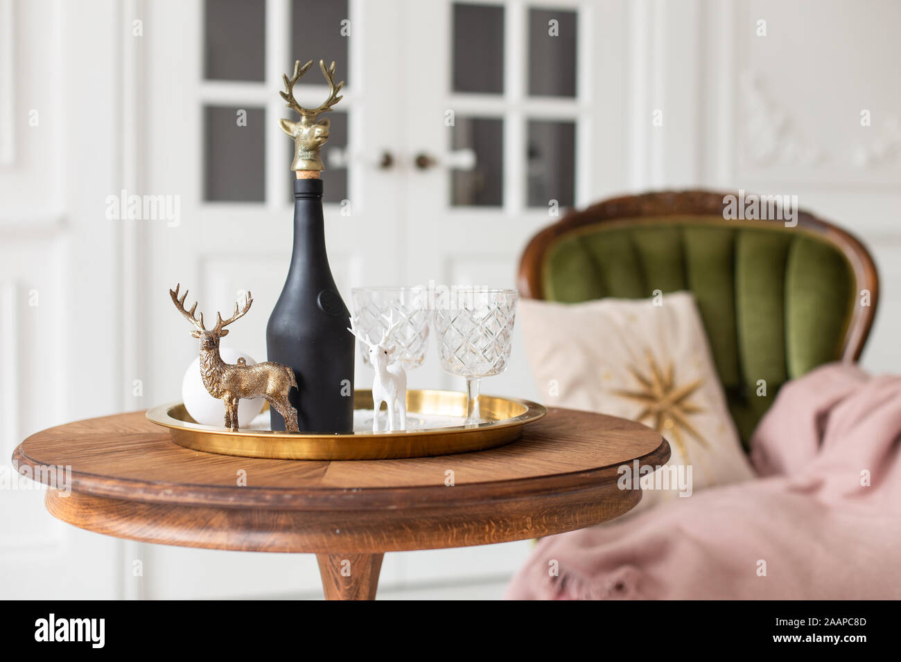 Nijni Novgorod, Russie - 4 novembre 2019 - Photo Studio 2.8.Bouteille de champagne debout dans table ronde en bois à côté de verre et les jouets. Foc sélective Banque D'Images