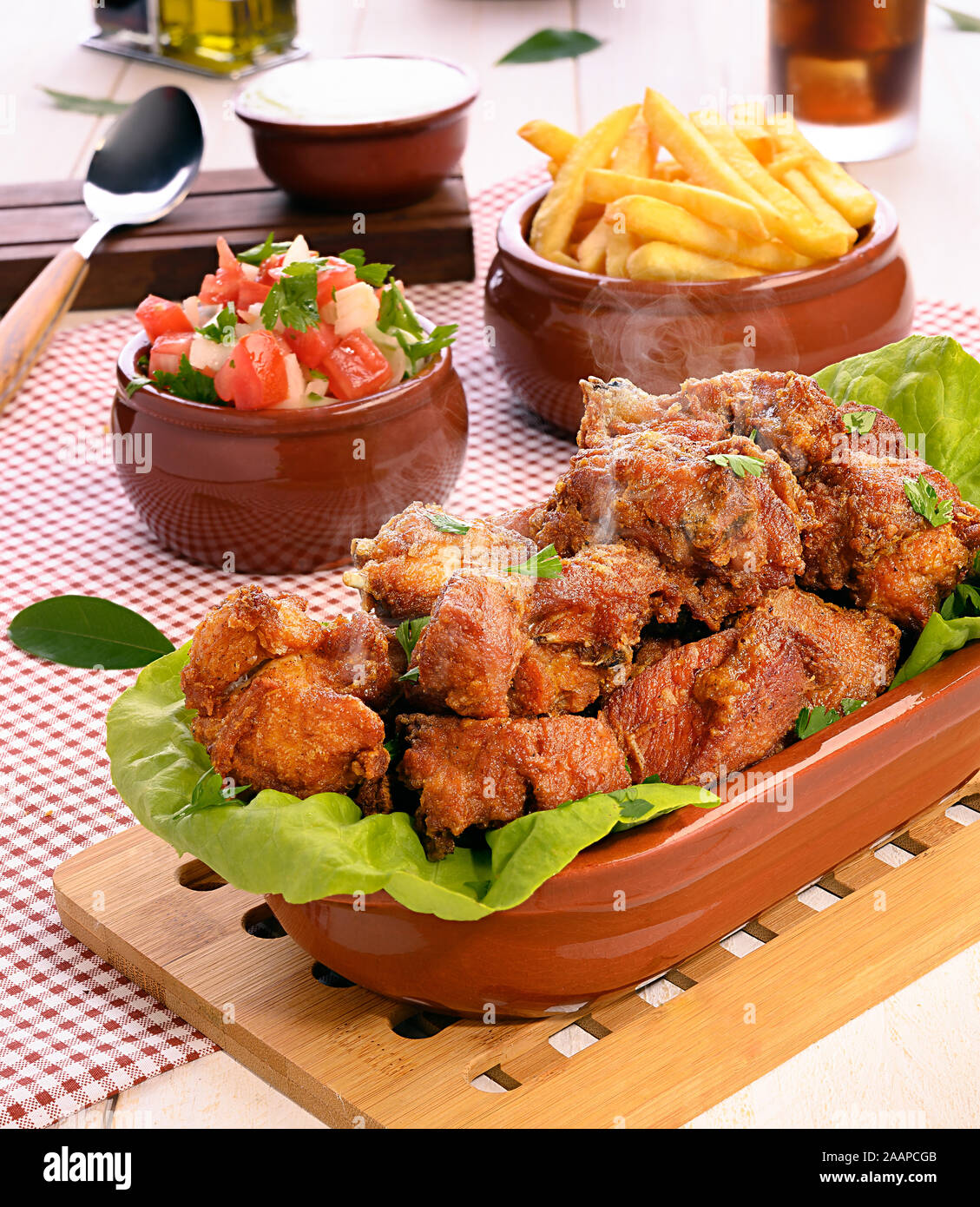 Frango a Passarinho - traditionnel brésilien Fried Chicken Banque D'Images