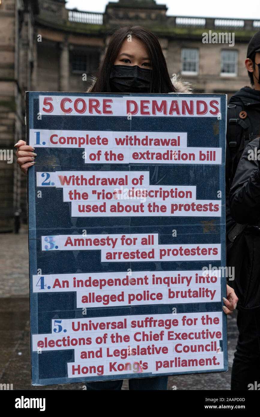 Edinburgh, Ecosse, Royaume-Uni. 23 novembre 2019. Rallye et à l'appui de mars mouvement Pro-Democracy à Hong Kong organisé par la démocratie pour Hong Kong en Ecosse groupe a commencé à la cathédrale St Giles et passe le long de la Royal Mile au parlement écossais. Ils ont tenté de remettre une lettre demandant que le gouvernement écossais pour soutenir le mouvement Pro-Democracy à Hong Kong mais pas de MSP (Membre du parlement écossais ) se sont rendus disponibles pour la recevoir. Iain Masterton/Alamy Live News. Banque D'Images