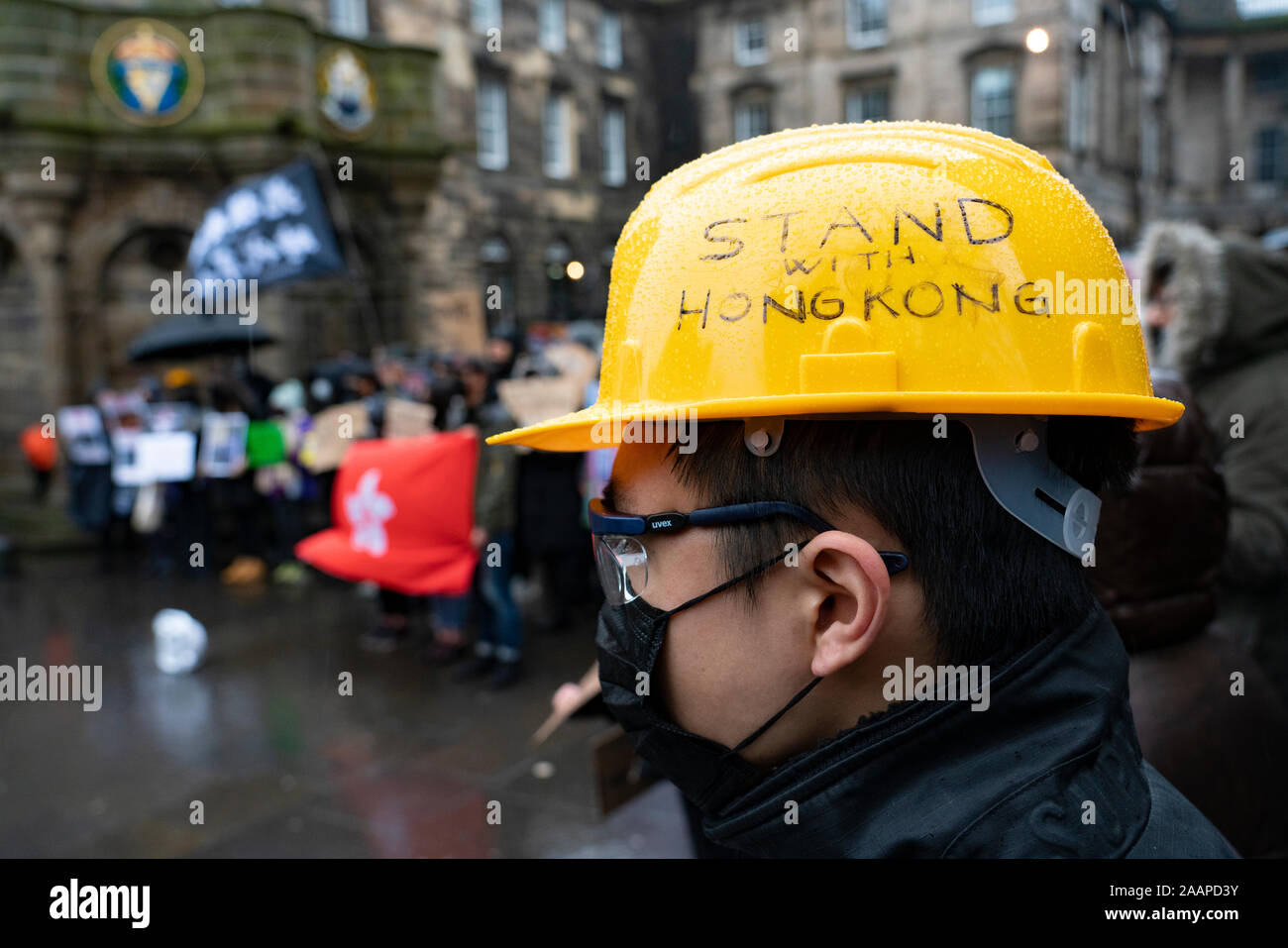 Edinburgh, Ecosse, Royaume-Uni. 23 novembre 2019. Rallye et à l'appui de mars mouvement Pro-Democracy à Hong Kong organisé par la démocratie pour Hong Kong en Ecosse groupe a commencé à la cathédrale St Giles et passe le long de la Royal Mile au parlement écossais. Ils ont tenté de remettre une lettre demandant que le gouvernement écossais pour soutenir le mouvement Pro-Democracy à Hong Kong mais pas de MSP (Membre du parlement écossais ) se sont rendus disponibles pour la recevoir. Iain Masterton/Alamy Live News. Banque D'Images