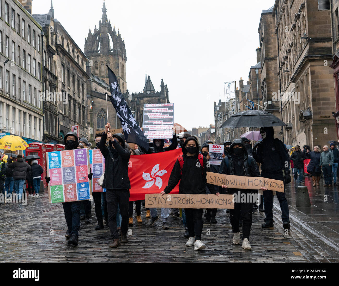 Edinburgh, Ecosse, Royaume-Uni. 23 novembre 2019. Rallye et à l'appui de mars mouvement Pro-Democracy à Hong Kong organisé par la démocratie pour Hong Kong en Ecosse groupe a commencé à la cathédrale St Giles et passe le long de la Royal Mile au parlement écossais. Ils ont tenté de remettre une lettre demandant que le gouvernement écossais pour soutenir le mouvement Pro-Democracy à Hong Kong mais pas de MSP (Membre du parlement écossais ) se sont rendus disponibles pour la recevoir. Iain Masterton/Alamy Live News. Banque D'Images