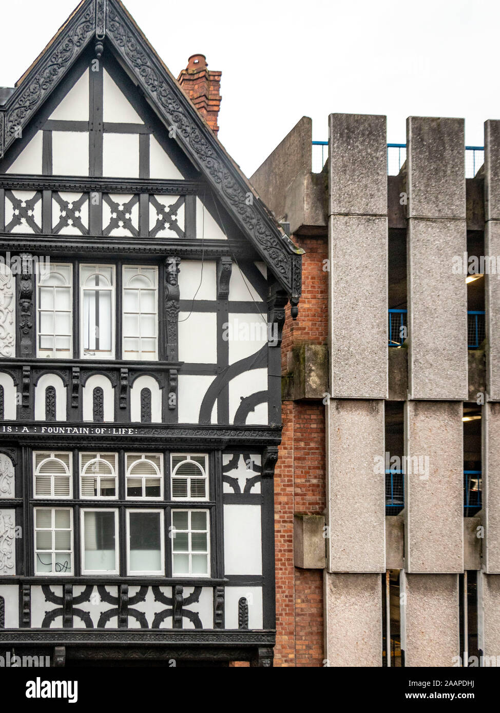 Vue depuis les remparts de la ville du vieux château à Chester Cheshire UK à côté d'un parc automobile des années 1960 Banque D'Images