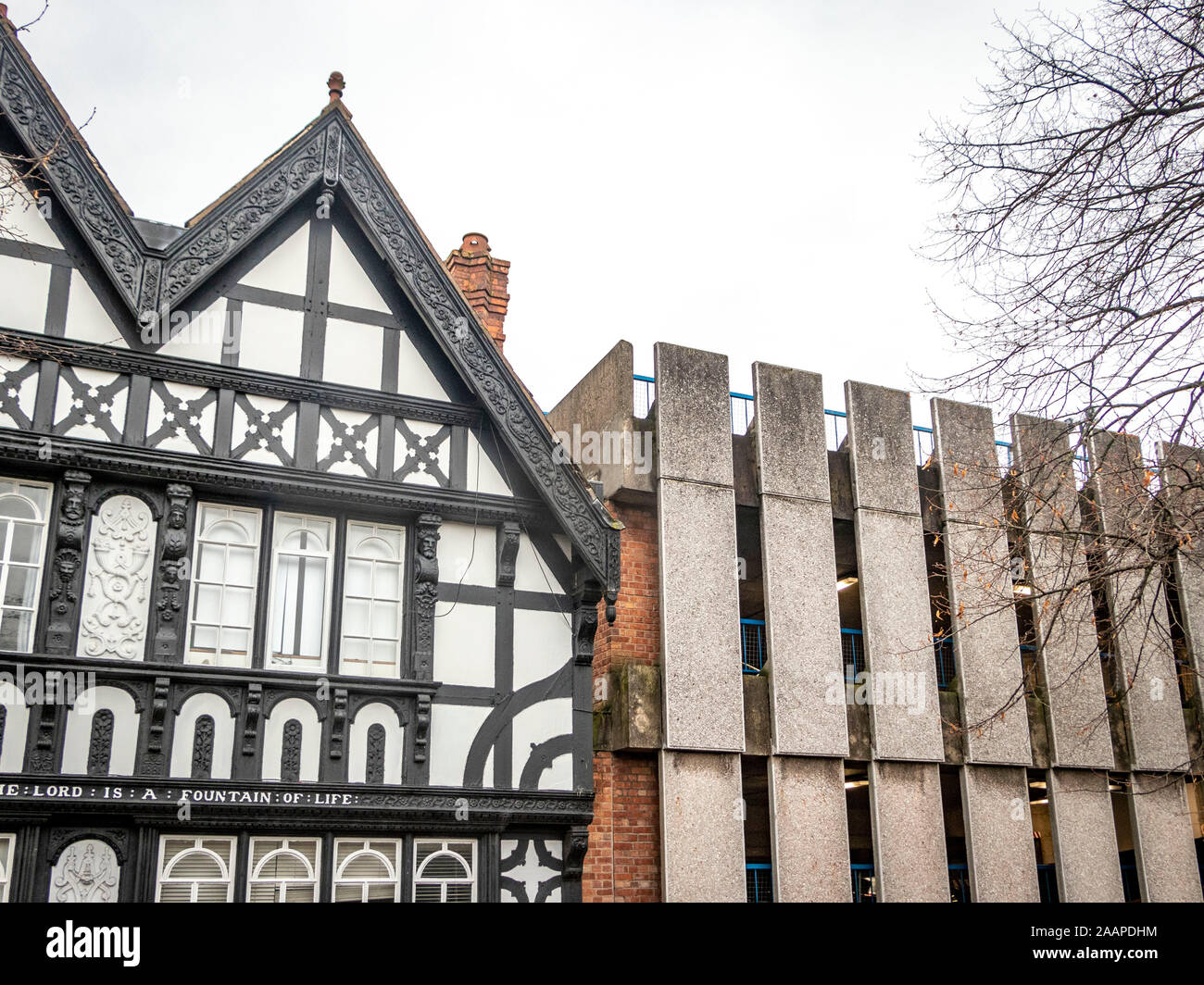 Vue depuis les remparts de la ville du vieux château à Chester Cheshire UK à côté d'un parc automobile des années 1960 Banque D'Images