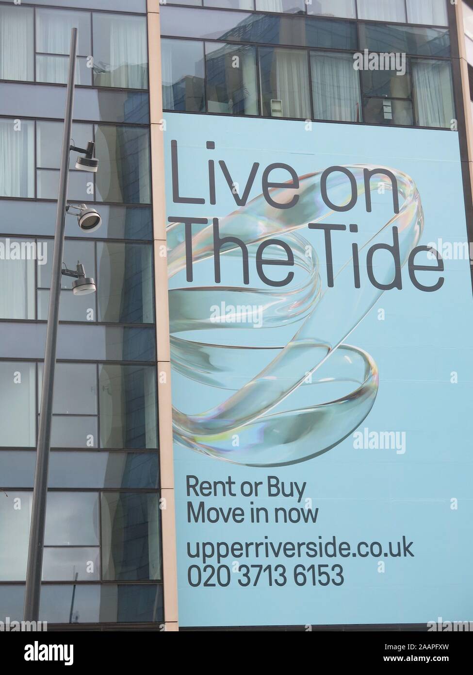 Bannière de publicité pour "en direct de la marée" fixé sur le côté d'un immeuble d'appartements modernes à la nouvelle collectivité de la région de Riverside Banque D'Images