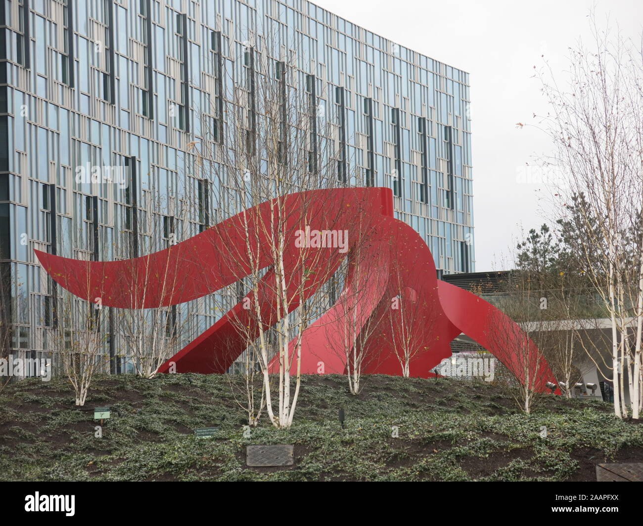 Le nouveau quartier de East Riverside propose des chambres modernes avec des appartements city living, allées piétonnières, le bord de l'aménagement paysager et l'art moderne. Banque D'Images