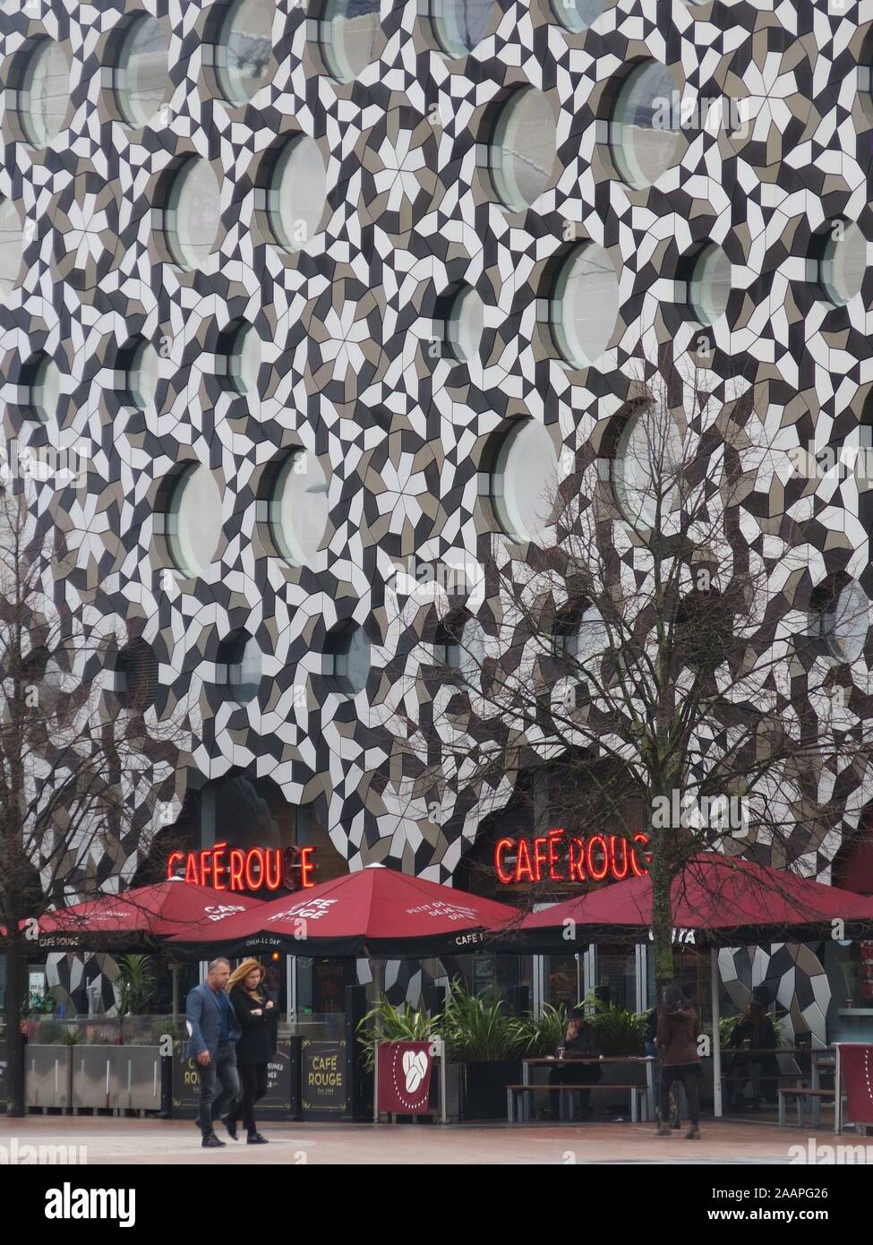 Extérieur de la Café Rouge restaurant à Greenwich, où le bâtiment a fenêtres circulaires et d'un motif géométrique sur la façade. Banque D'Images