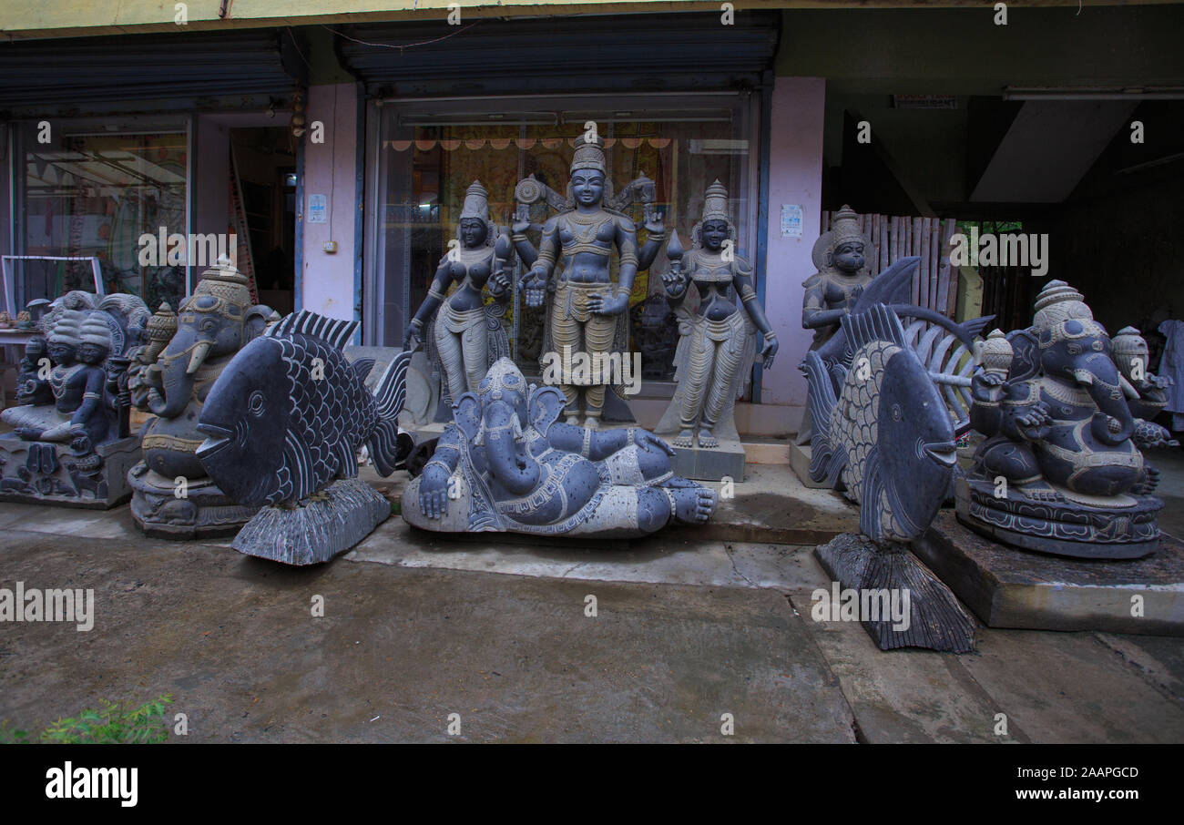 Sculptures en pierre en vente dans un magasin à Mahabalipuram (Inde) Banque D'Images