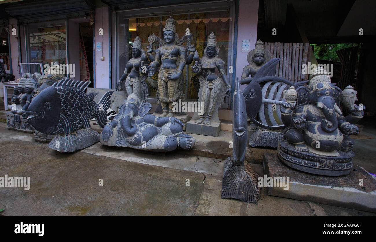 Sculptures en pierre en vente dans un magasin à Mahabalipuram (Inde) Banque D'Images