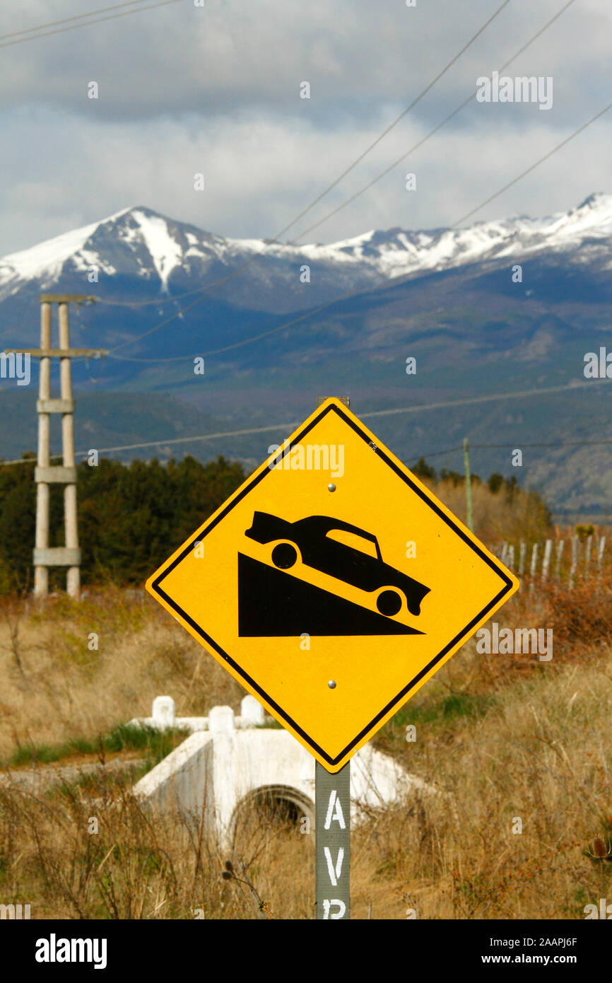 Route raide, signe d'avertissement jaune road pente brusque ou descente. L'Argentine. La Patagonie. Banque D'Images