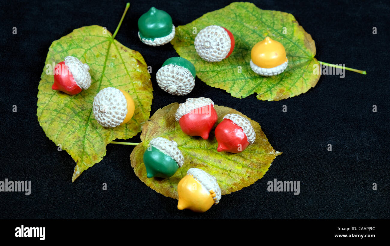 Les glands décoration sur le les feuilles d'automne Banque D'Images